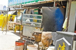 蘭州新區一小校門“圍城” 流動攤販扎堆 食品安全與交通消防隱患亟待破局